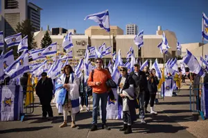 זרי אבל, נרות זיכרון ובובות פיל ורוד בכיכר החטופים: "היה שלום באטמן קטן. הלב נקרע לגזרים"