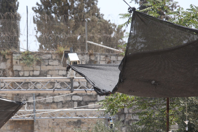 המצלמה חשפה את השקר: אישה חשודה גרמה לשלילת נשקו של איש ביטחון | פרסום ראשון