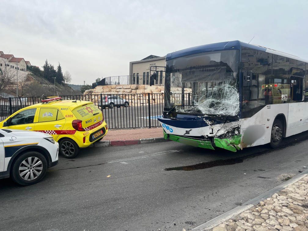 נערה פונתה במצב בינוני – לאחר שנפלה מסככה בגן שעשועים