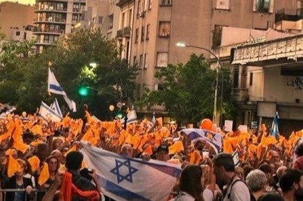 בואנוס איירס נצבעה בכתום | אלפים צעדו לזכר משפחת ביבס