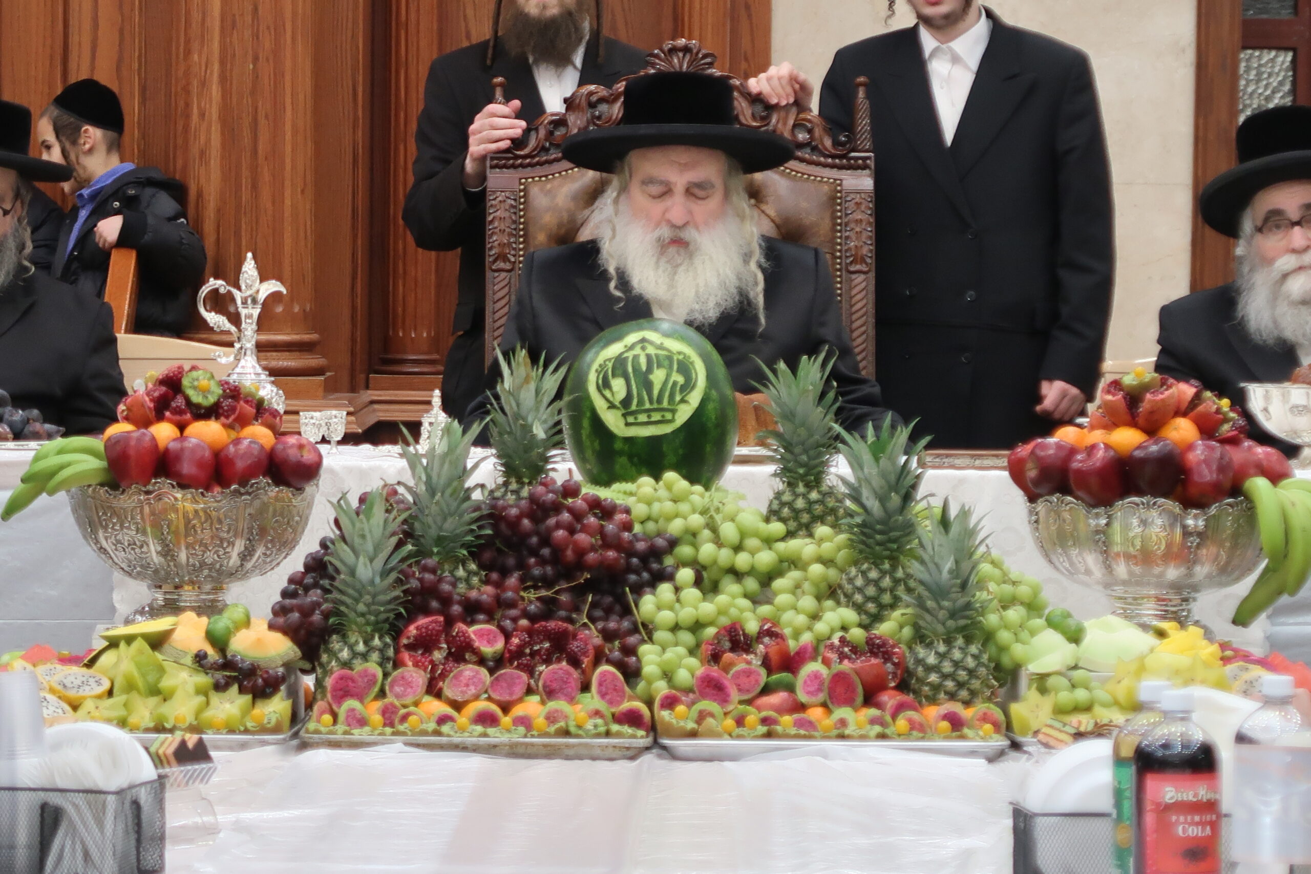 צפו: אמנות בפירות בשולחן האדמו"ר מקראלי בברוקלין