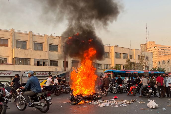 "מוות לדיקטטור, חמינאי נופל": המהפכה באיראן מתקרבת