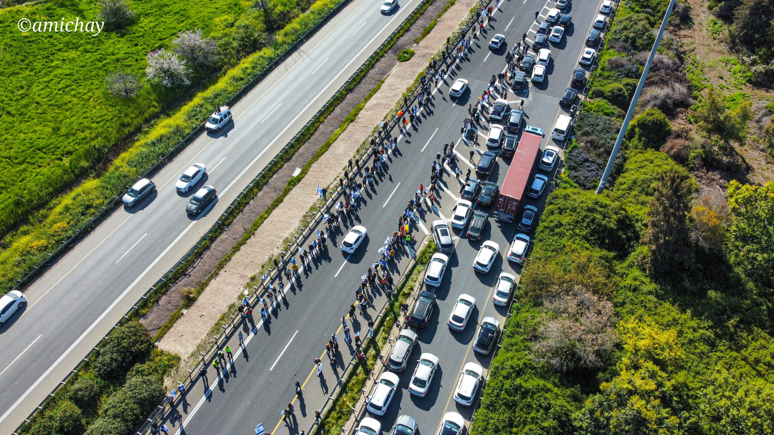 תיעוד מהרחפן: המוני המלווים בהלווית משפחת ביבס הי"ד בצומת עד הלום