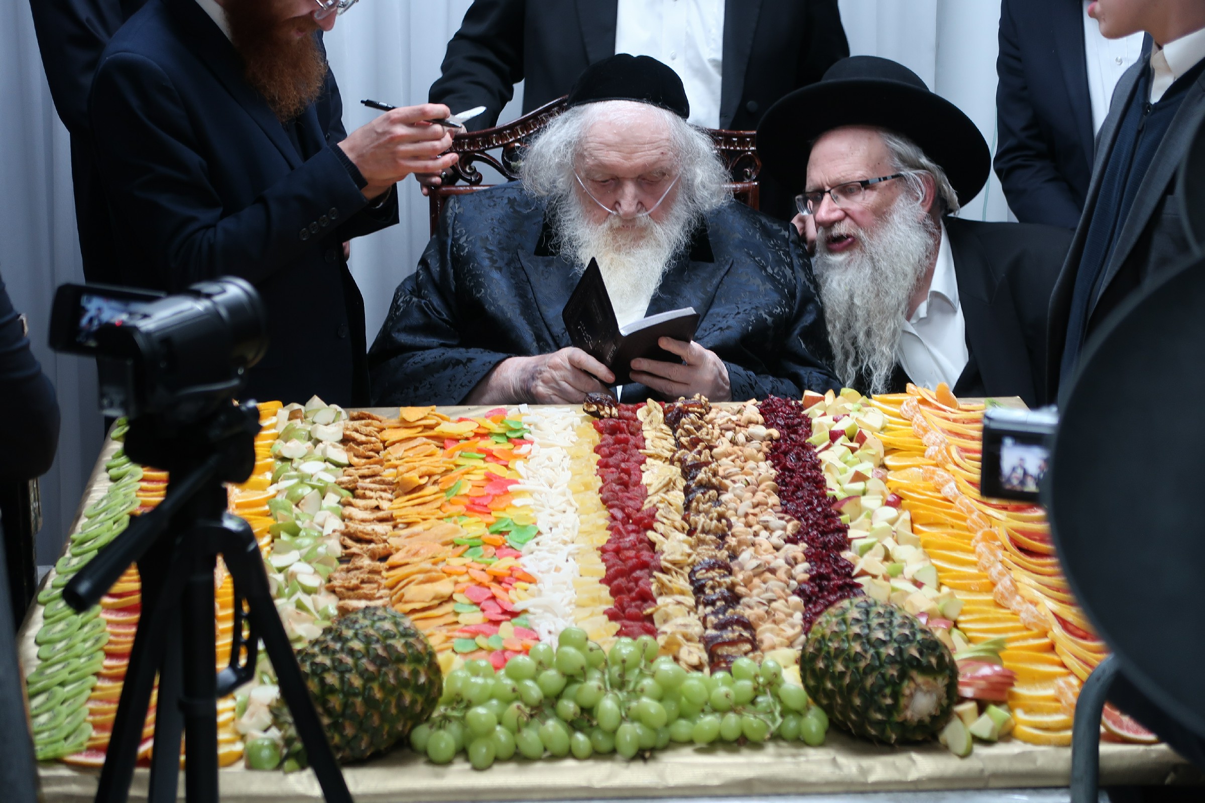 ונאכל מפריה – על קדושת פירות
ארץ ישראל בהלכה ובחסידות