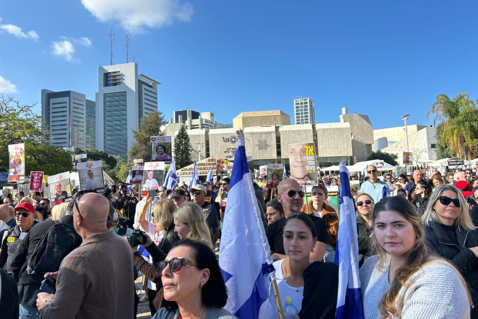 מהפכה של שמחה: כך קיבלו בכיכר החטופים את שחרורם של ירדן ביבס, קית' סיגל ועופר קלדרון