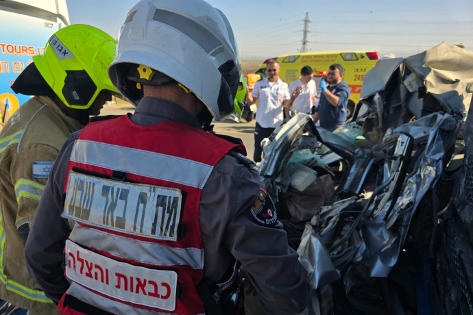 תאונה קטלנית בכביש 6: נהג משאית נהרג בהתנגשות עם אוטובוס