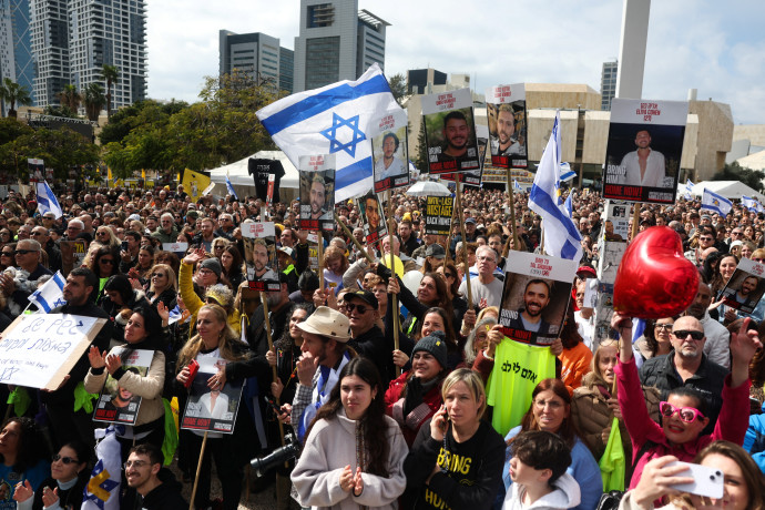 המונים התאספו בכיכר: "הקלה עצומה – אבל יש עוד עשרות חטופים"