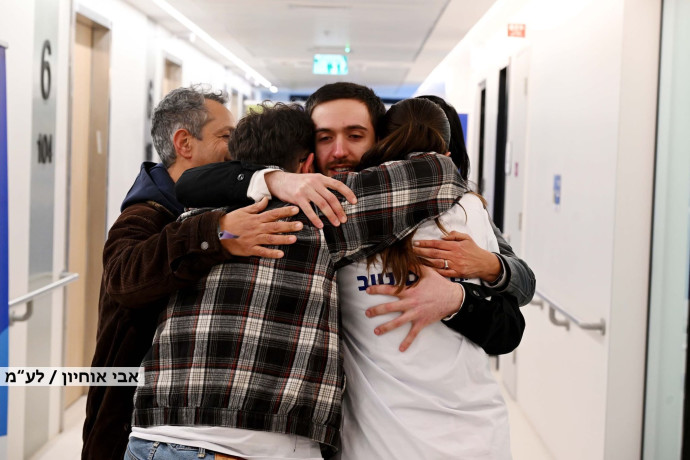 עומר שם טוב שיתף: "חלמתי לחזור לאמא ולשים עליה ראש"