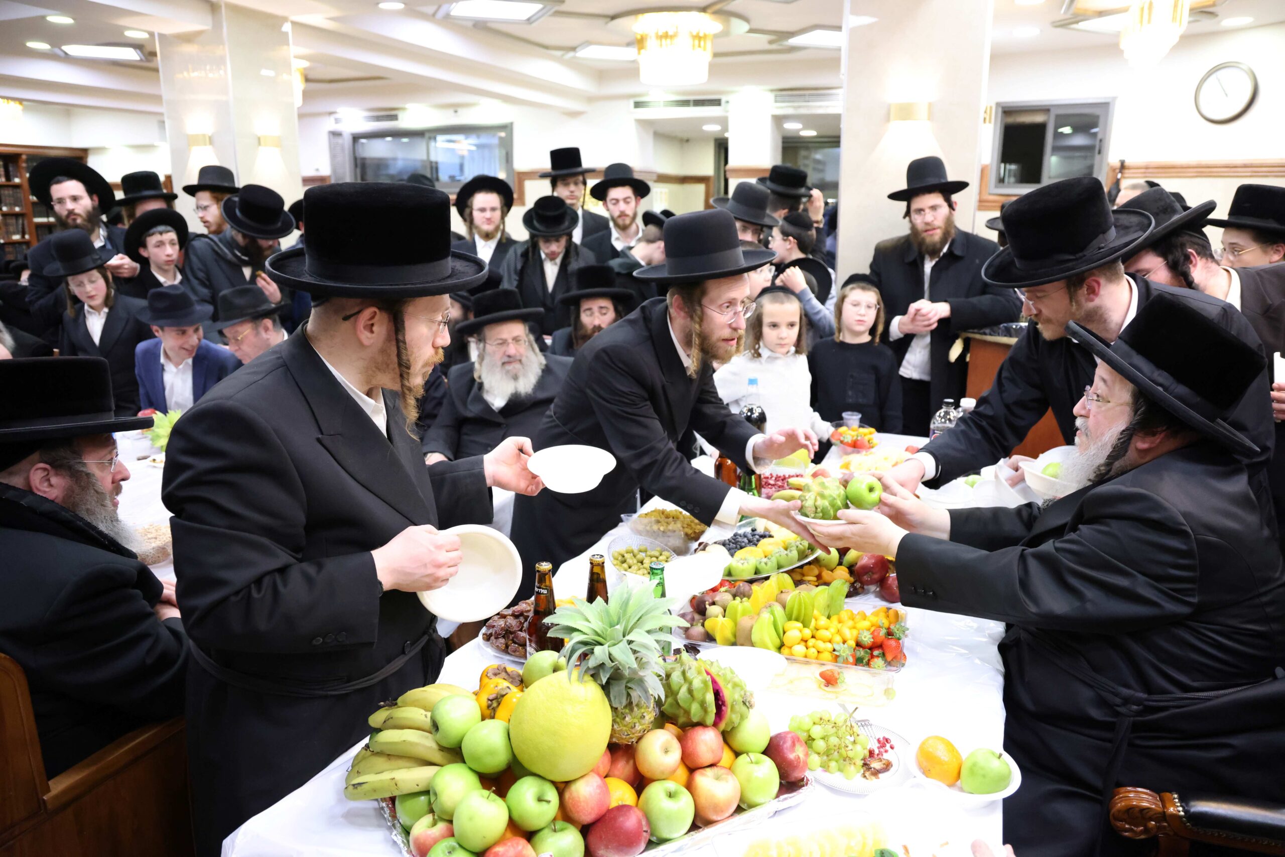 חגיגת ט"ו בשבט: האדמו"ר מסאווראן חילק פירות לקהל 