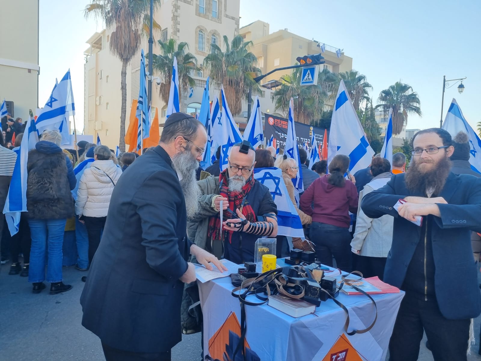 בדוכנים כתומים: המחווה היהודית של חסידי חב"ד לבני משפחת ביבס הי"ד