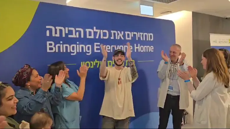 צפו: אלי-ה כהן שוחרר מבית החולים בשירי שמחה