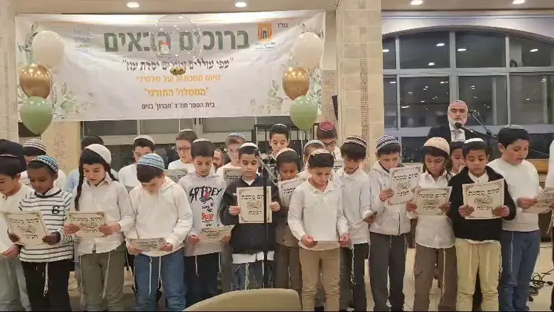 בית החינוך חברון: 100 תלמידים סיימו מסכתות לע"נ הנופלים