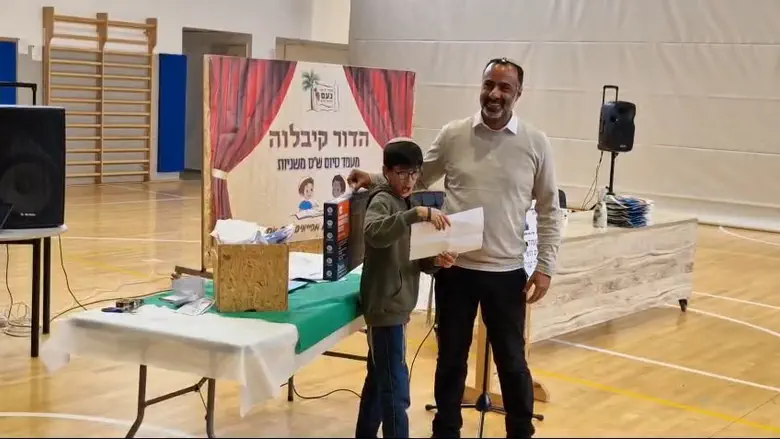 בנו של הרב אלקנה ויזל הי"ד זכה בהגרלה – במעמד שהוביל אביו במשך עשור: "חיבוק מאבא שבשמיים"