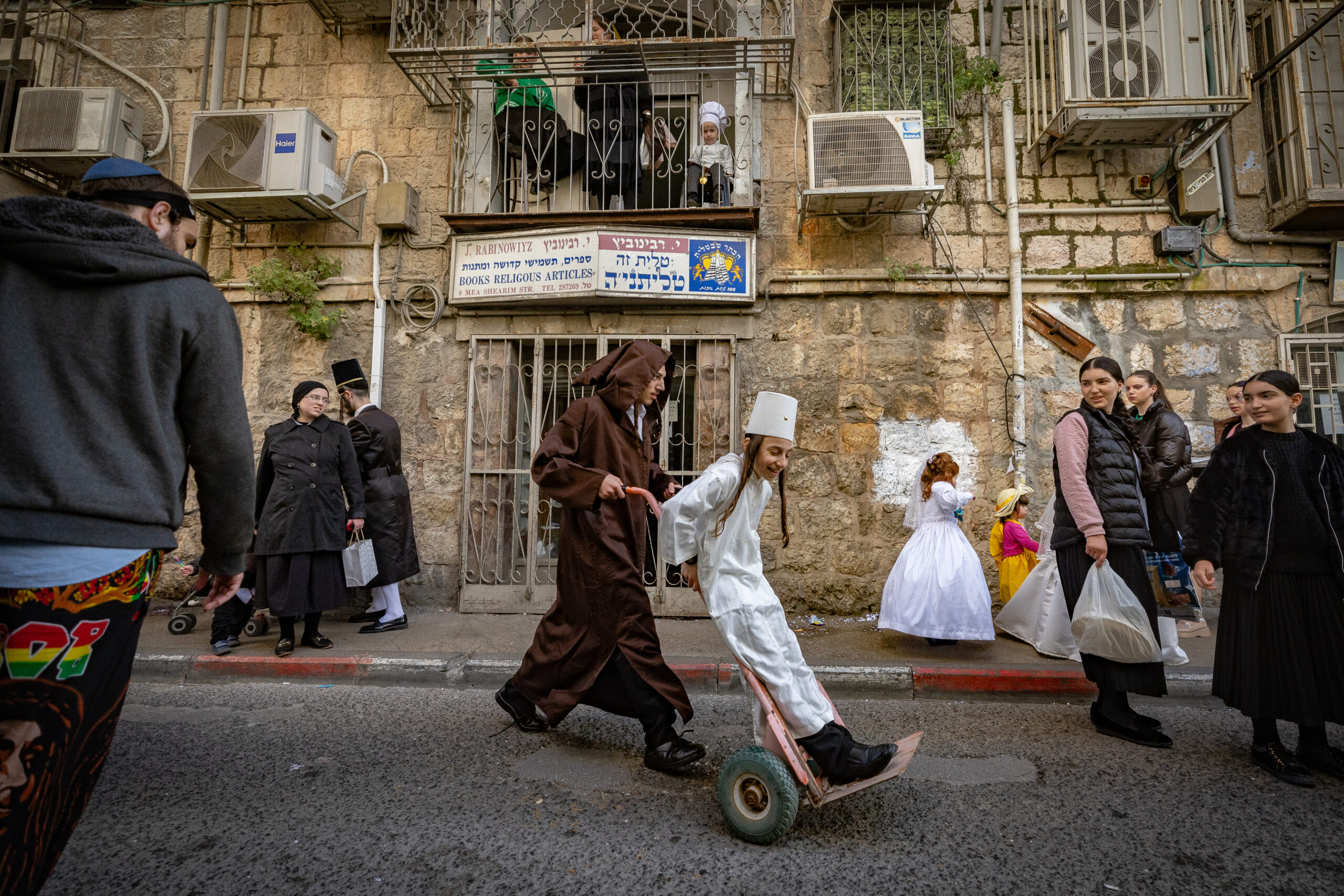 "פטור
מכל המצוות"
| האם ניתן להיפטר ממצוות
שני ימי הפורים?