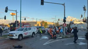 חמישה בני אדם נפצעו בתאונת דרכים קשה שהתרחשה ברמלה, ביניהם שלושה ילדים במצב קשה