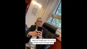 מנהל בי"ס השעה תלמידים שהניחו תפילין, פעיל חברתי פרץ למשרדו – ועוכב | תיעוד