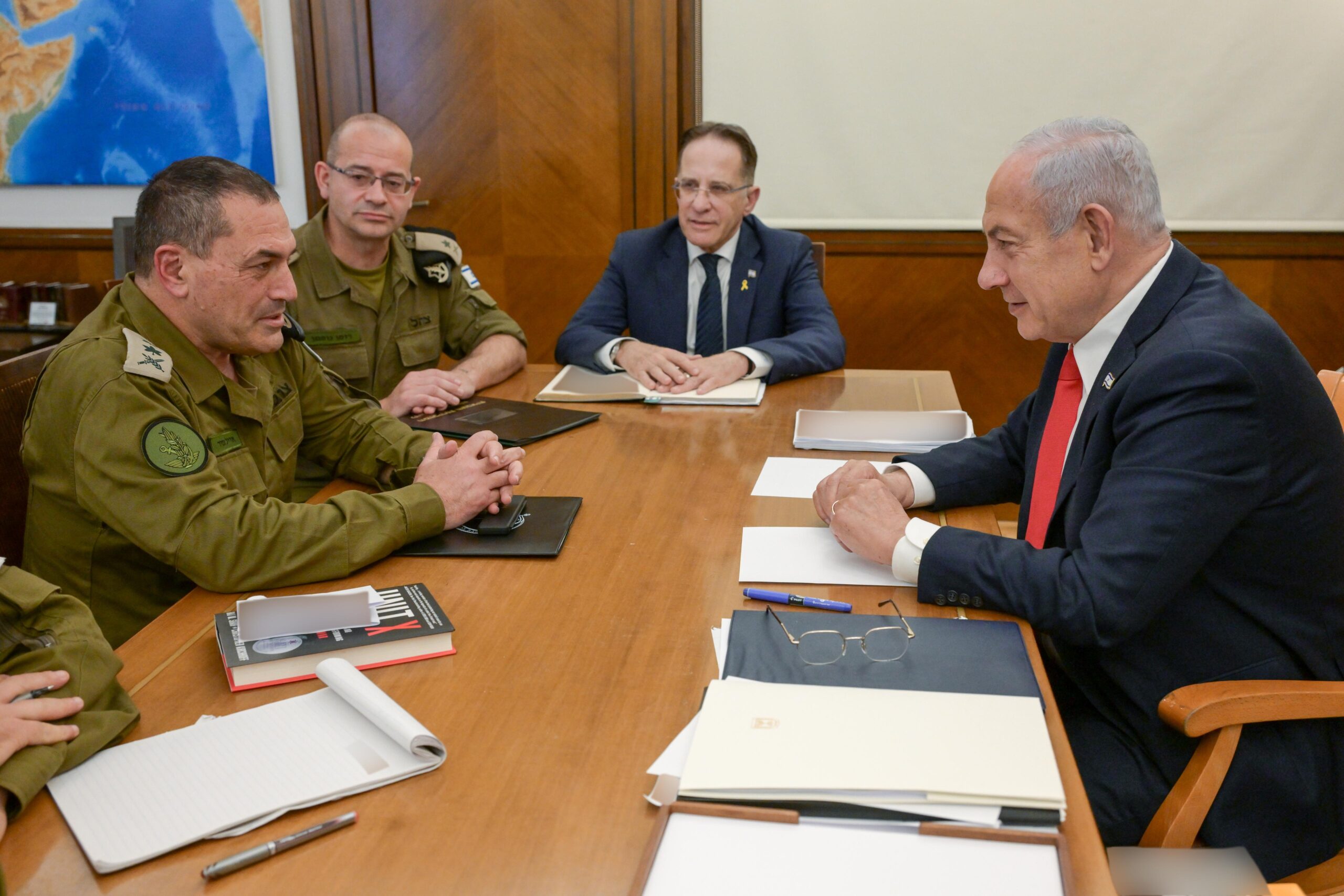 צה"ל יחזור למלחמה ברצועה? נתניהו נועד עם המפכ"ל אייל זמיר