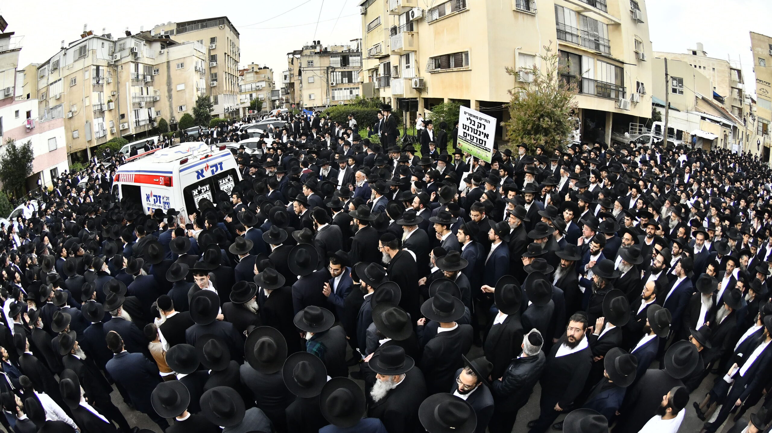 רחובות בני ברק התעטפו באבל: אלפים ליוו את הגאב"ד בדרכו האחרונה