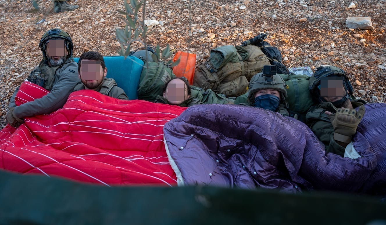 בניגוד להנחיות: חיילים וחיילות בלינה משותפת בשטח