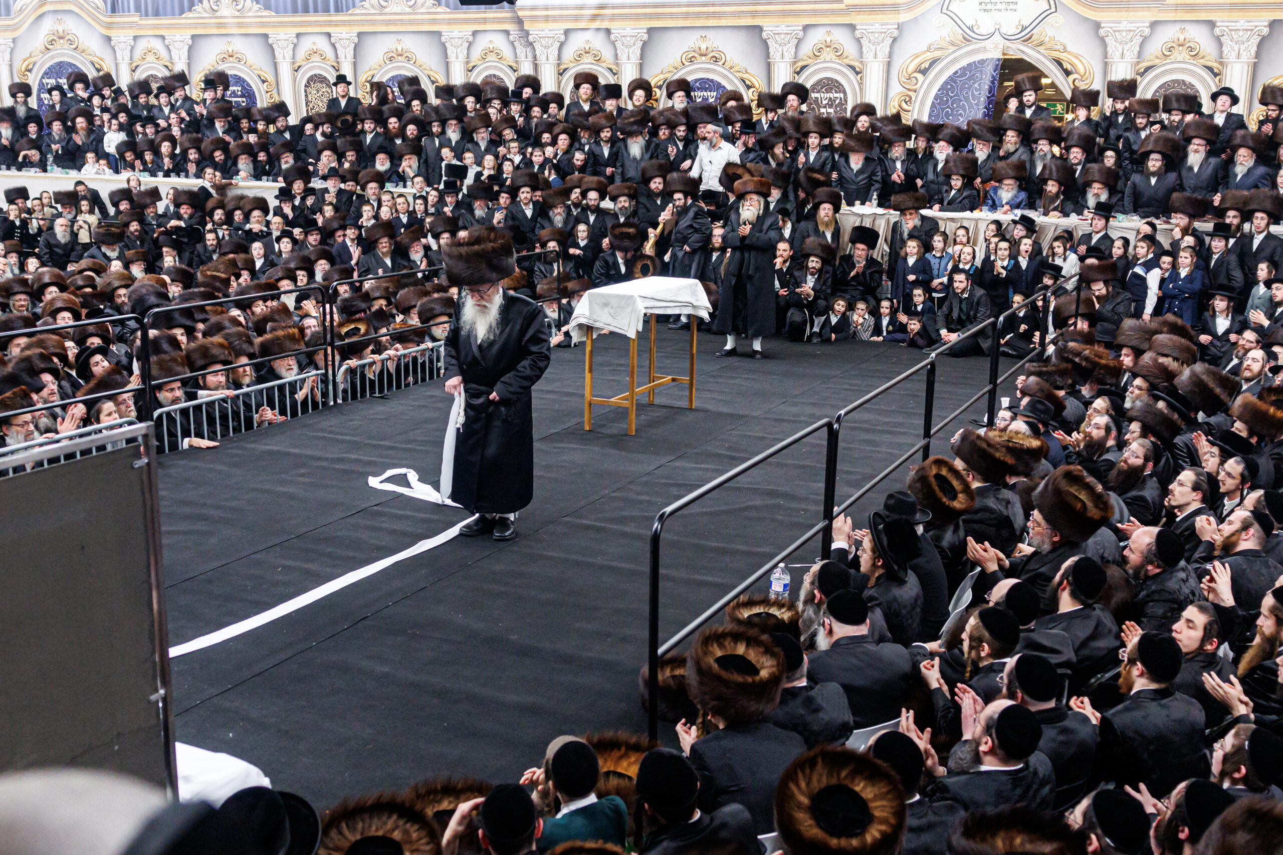 והעיר אנטווערפן צהלה ושמחה – האדמו"ר השיא את נכדתו היתומה