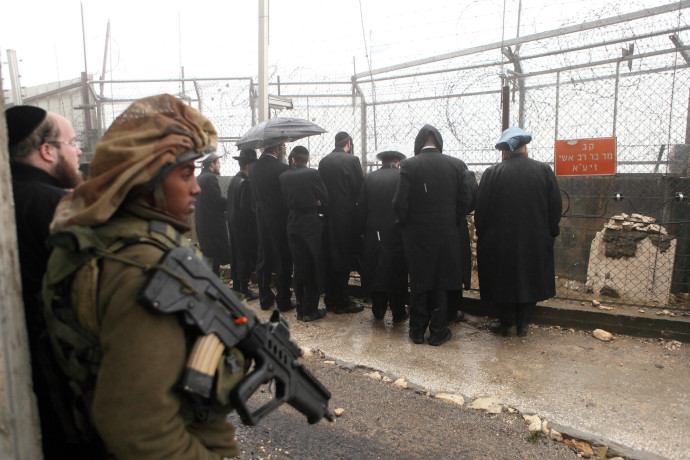 בליווי כוחות צה"ל: מאות חסידים נכנסו לקבר הרב אשי בגבול לבנון