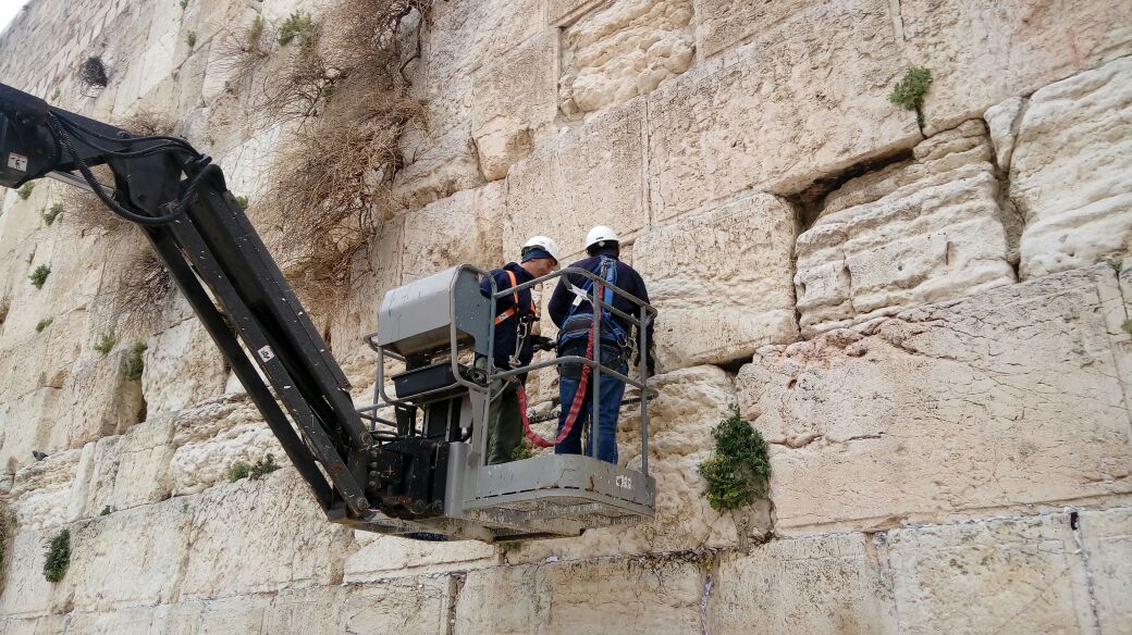 הרבנים הראשיים מצטרפים לרב הכותל: "להחזיר את האבנים"