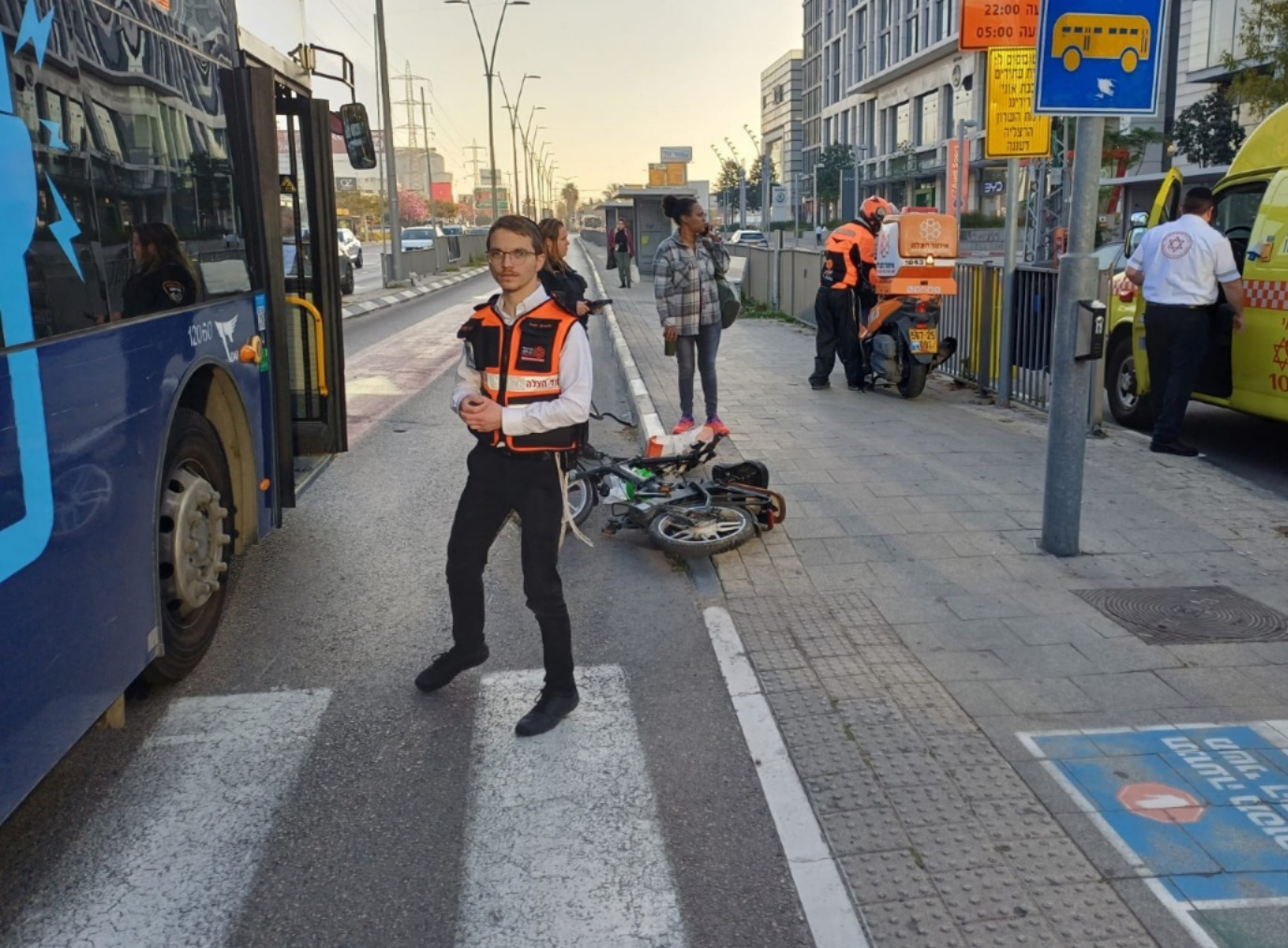 רוכב אופניים חשמליים נפגע מאוטובוס ונפצע בינוני