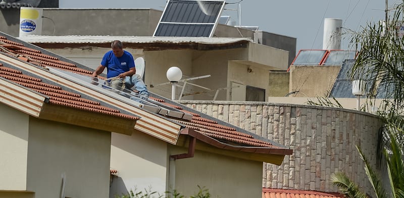 משרד האנרגיה מבטיח 15% תשואה על ייצור חשמל מהגג – המציאות מורכבת יותר